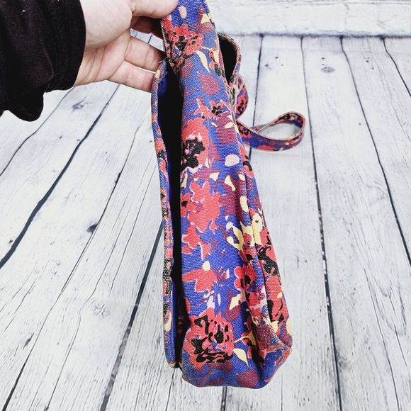 KAVU | canvas rose floral pattern crossbody bag purse - Picture 4 of 11